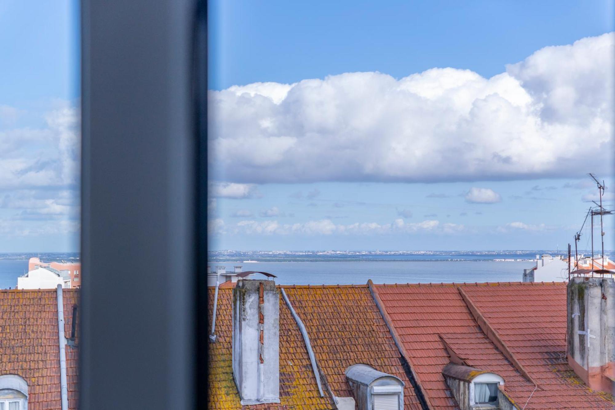 Superb Apartments Overlooking Graca In Lisboa الغرفة الصورة
